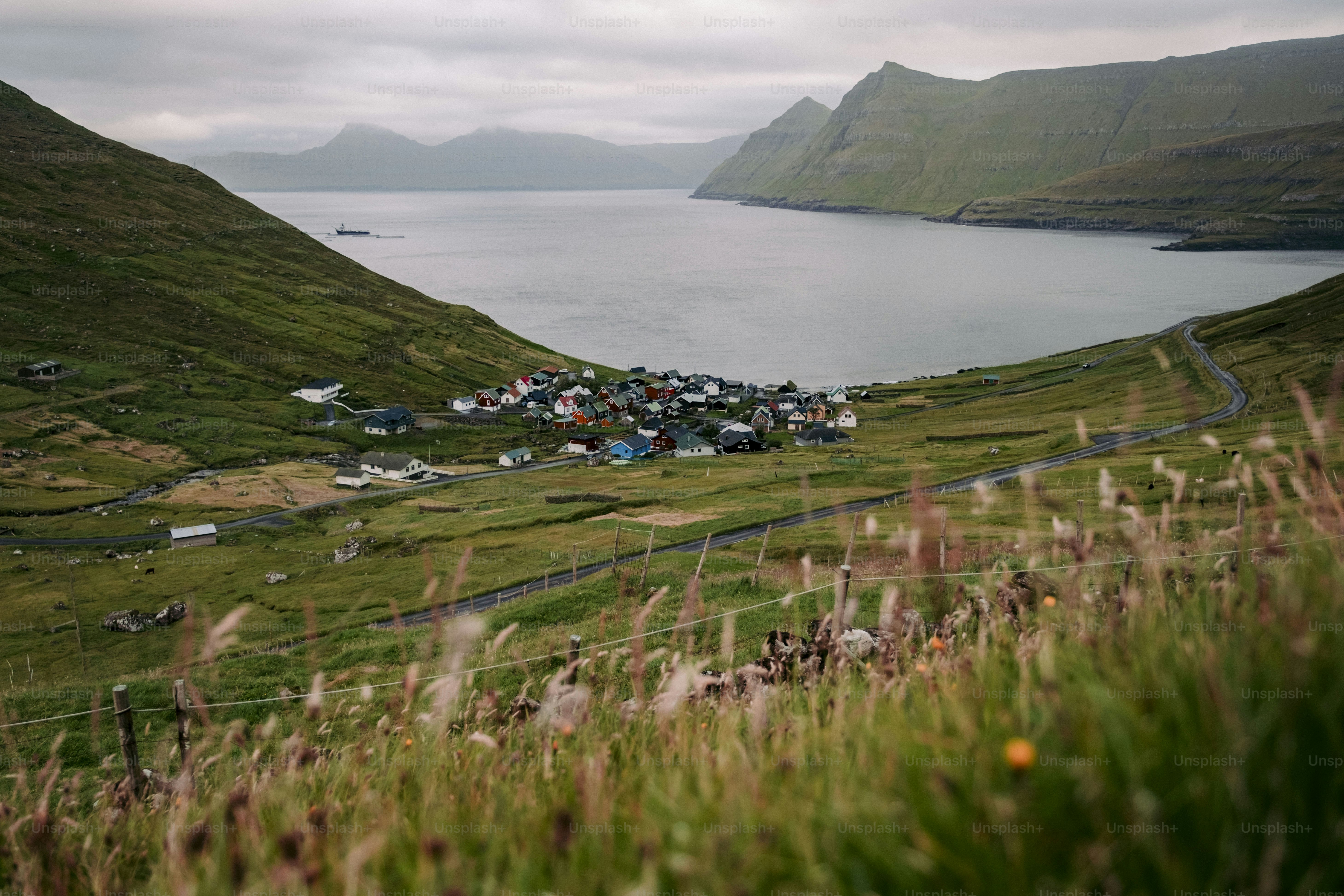 Un petit village au bord d’un grand plan d’eau