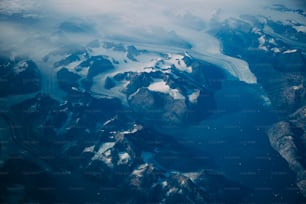 uma vista aérea de montanhas e rios cobertos de neve