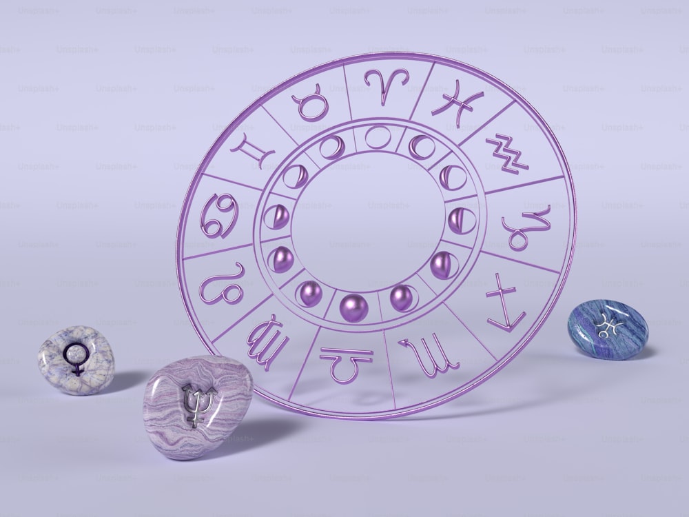 uma roda roxa da fortuna com três bolas ao seu redor