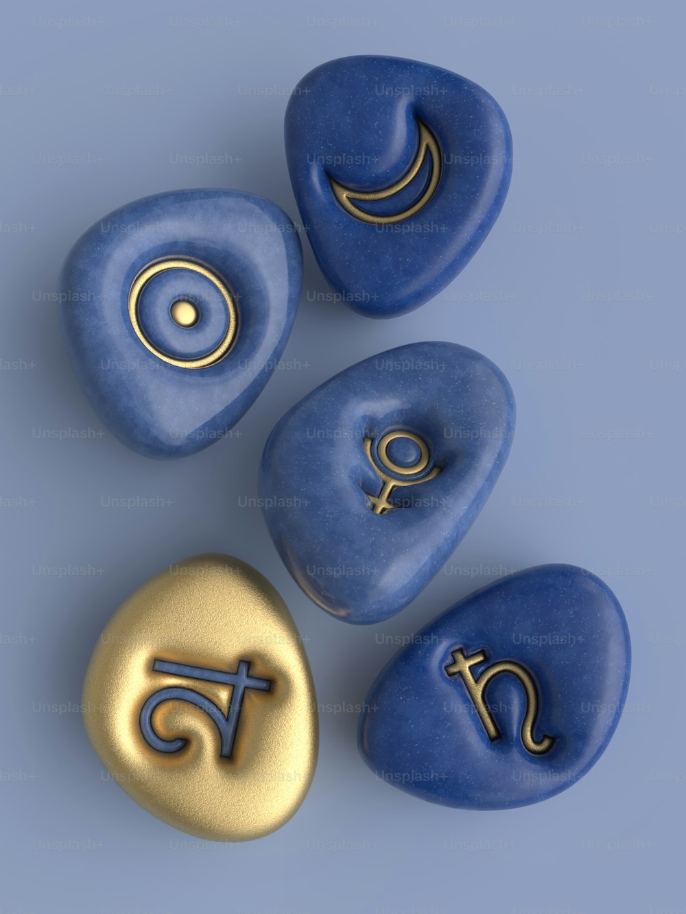 três rochas azuis com símbolos dourados sobre eles