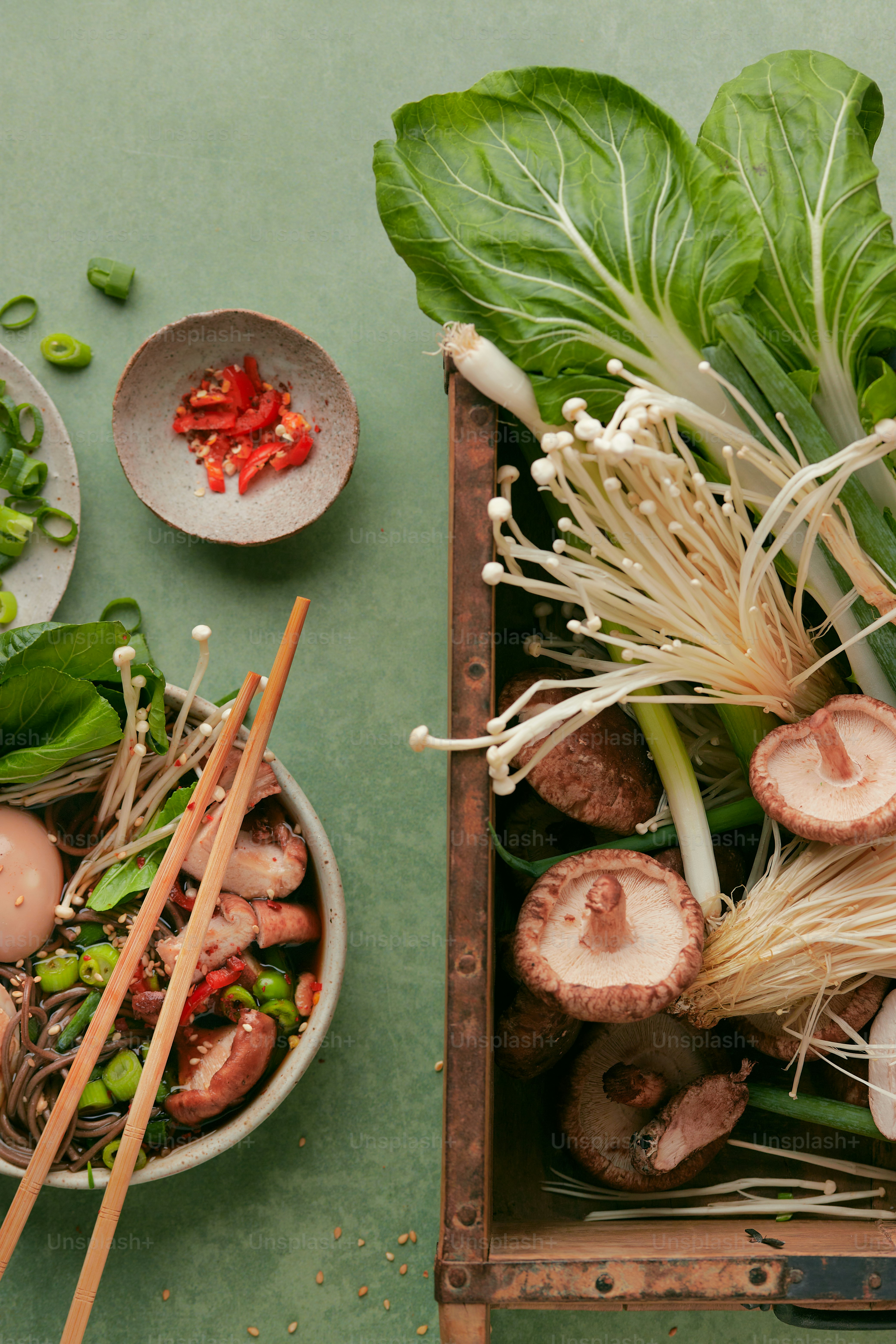 un tavolo imbandito con ciotole di cibo e bacchette