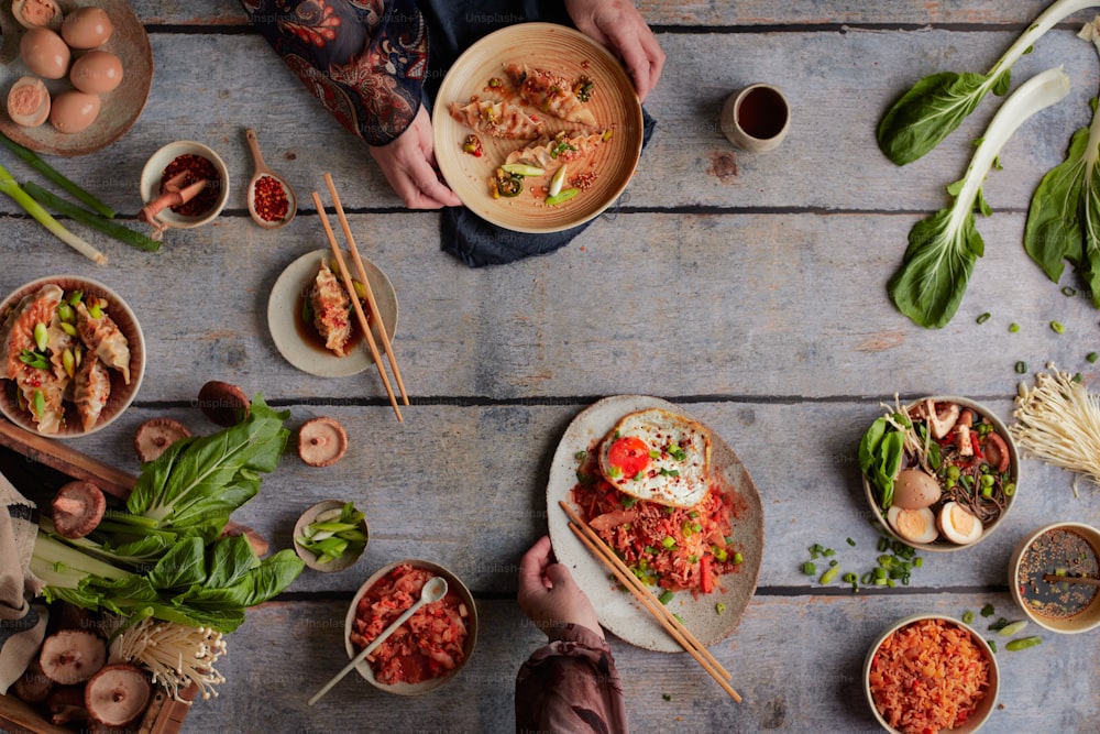 uma mesa coberta com tigelas de comida e pauzinhos