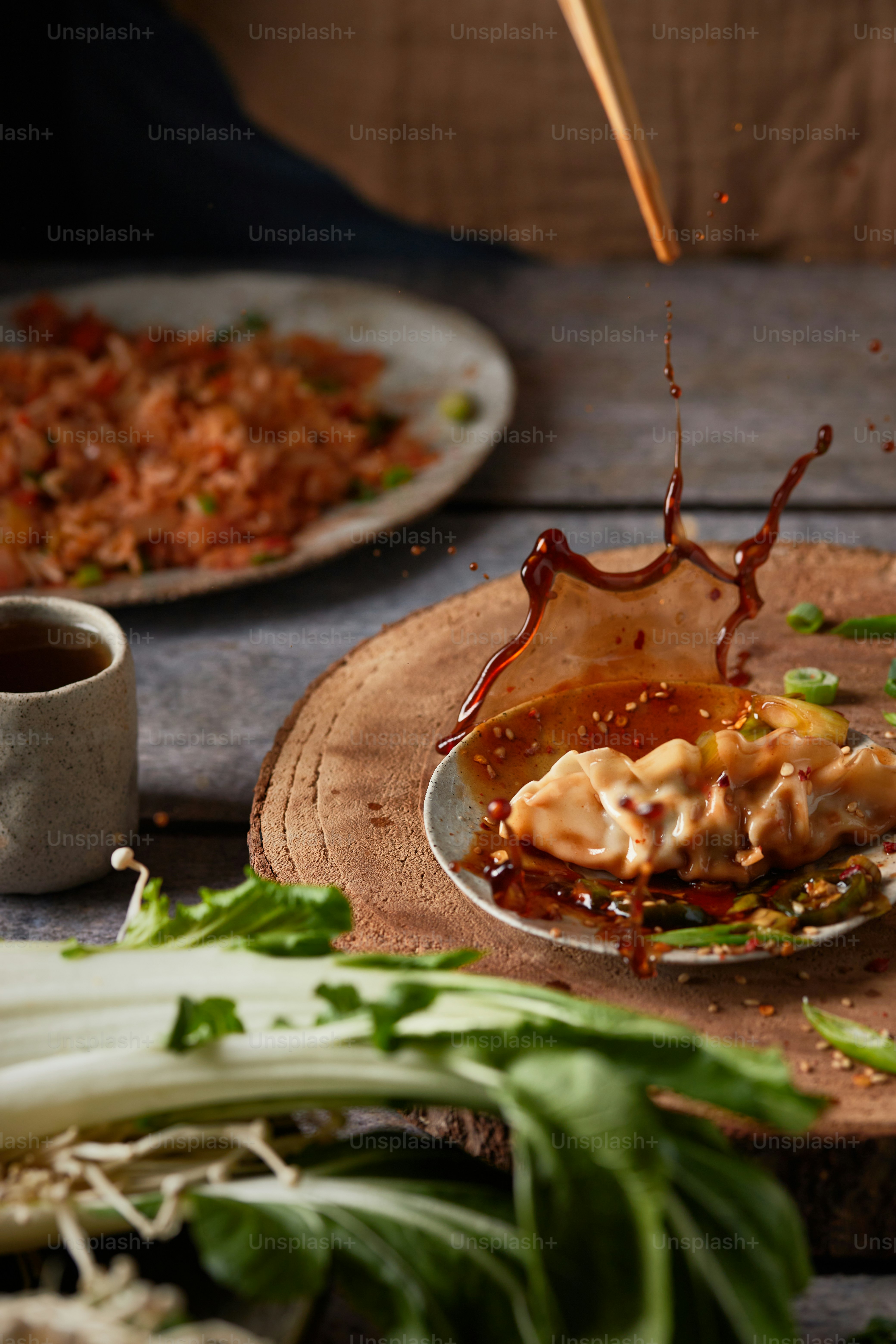 ein Teller mit Essen auf einem Tisch mit Essstäbchen