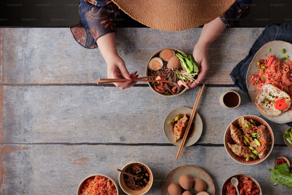 uma mesa coberta com tigelas de comida e pratos de comida