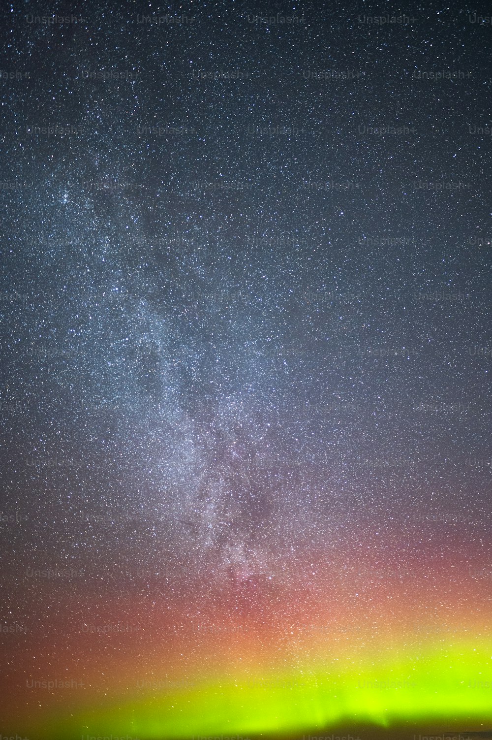 Ein helles grünes und rotes Licht leuchtet am Himmel