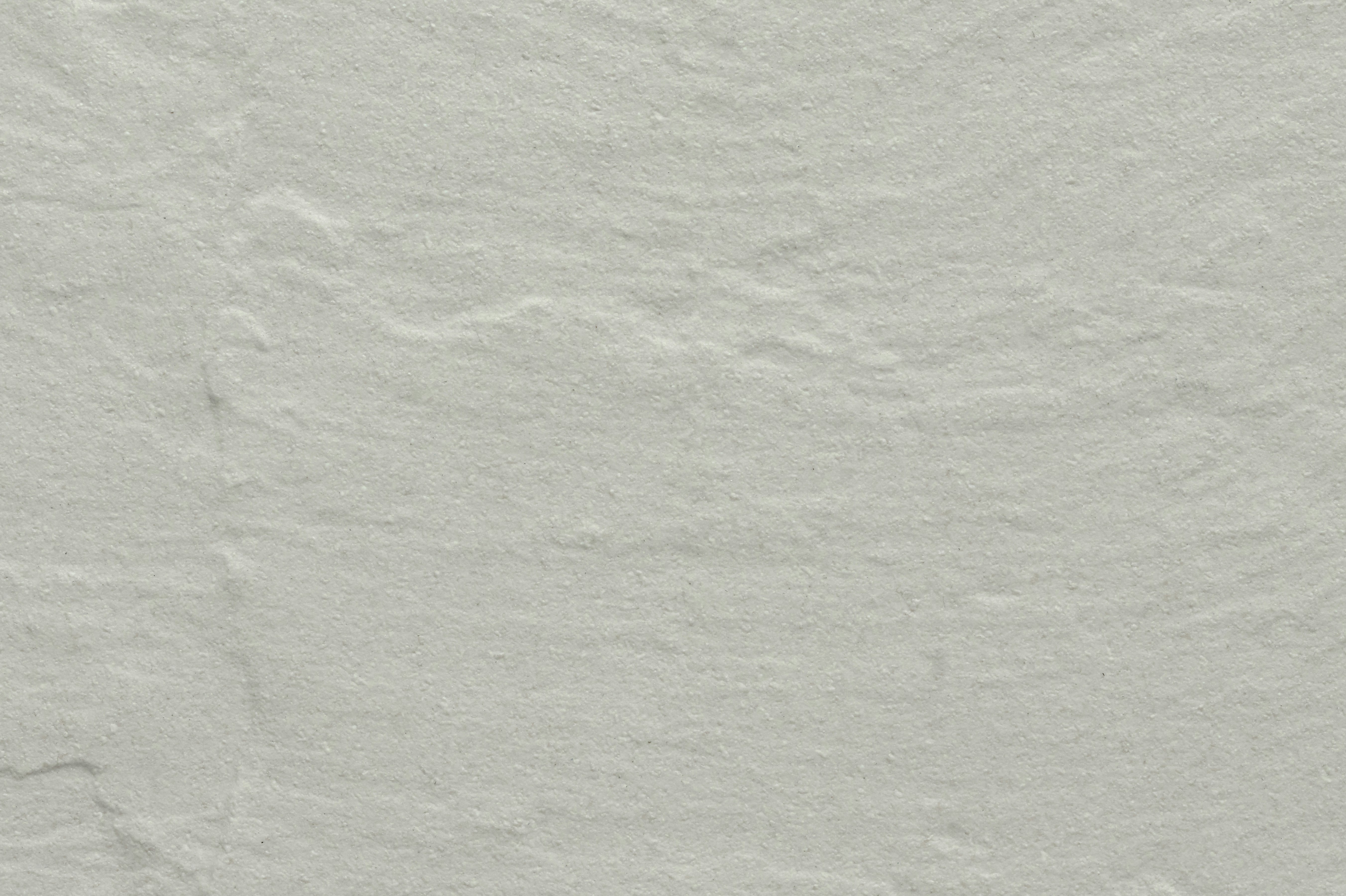 白い壁の白黒写真