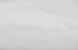 ein Schwarz-Weiß-Foto einer Person auf einem Snowboard