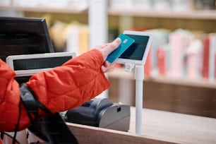 une personne assise à une table avec une tablette