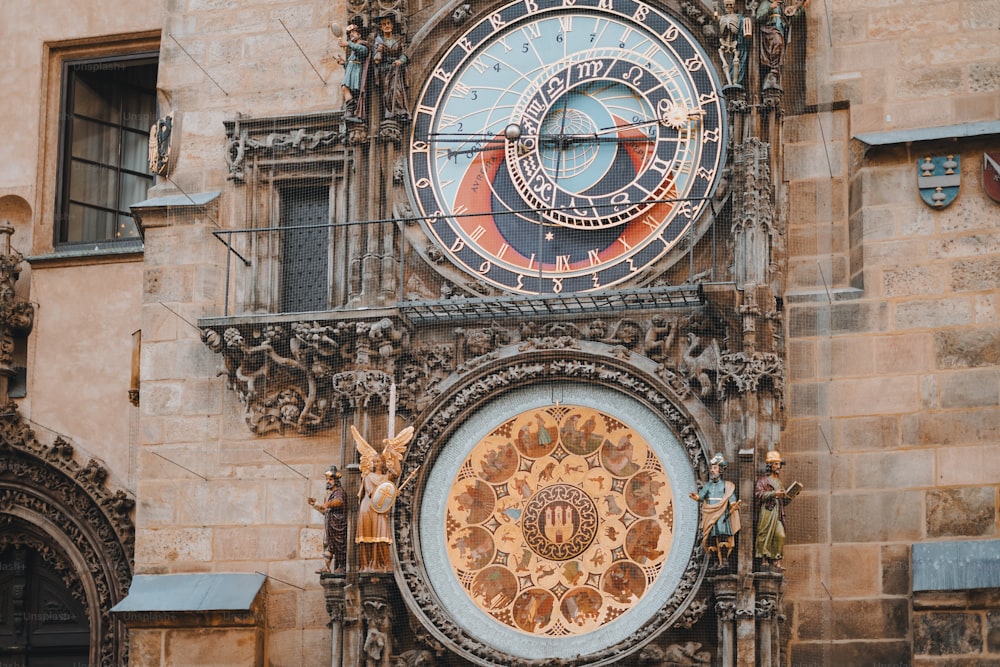 une grande horloge sur le côté d’un bâtiment