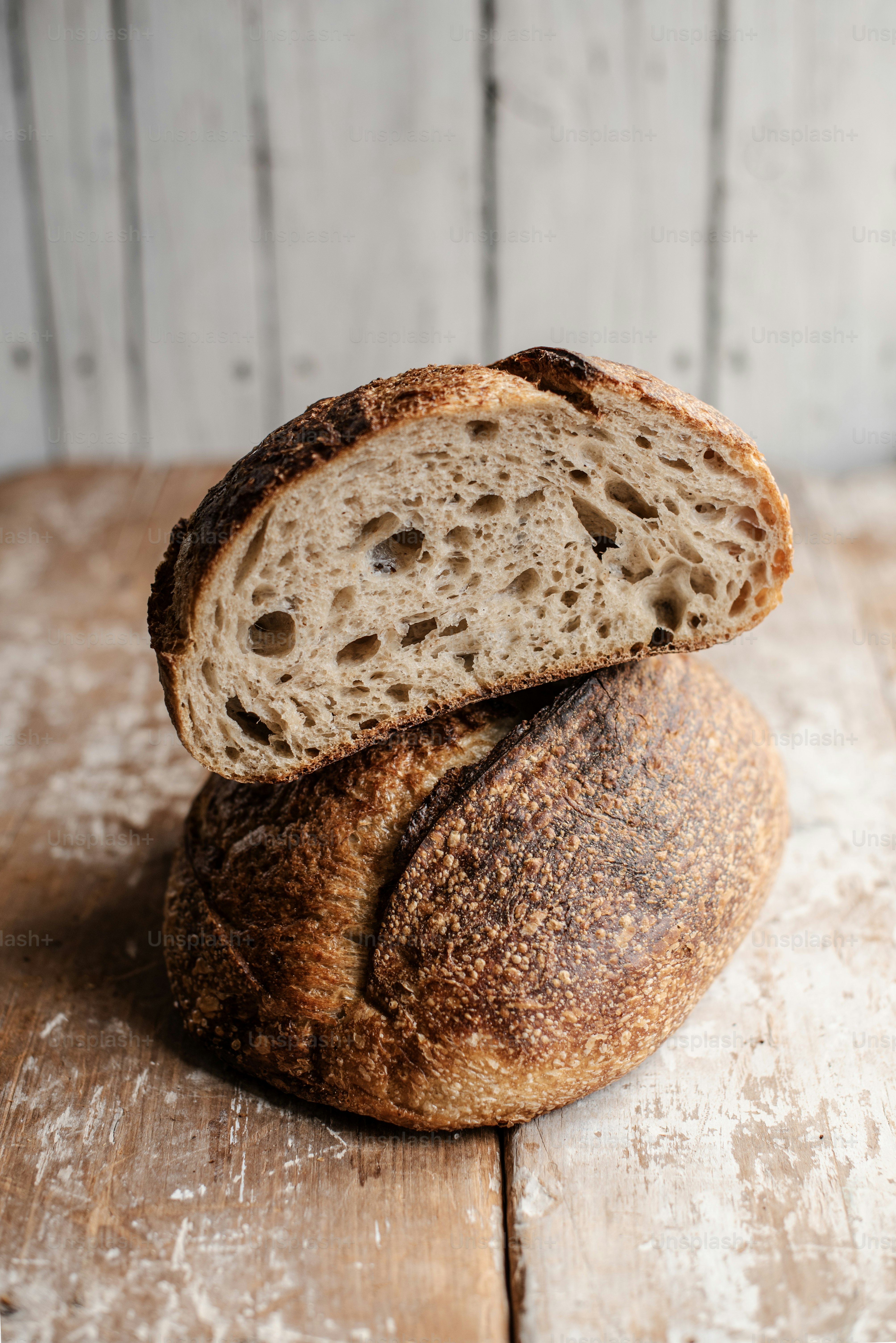 ein Laib Brot auf einem Holztisch