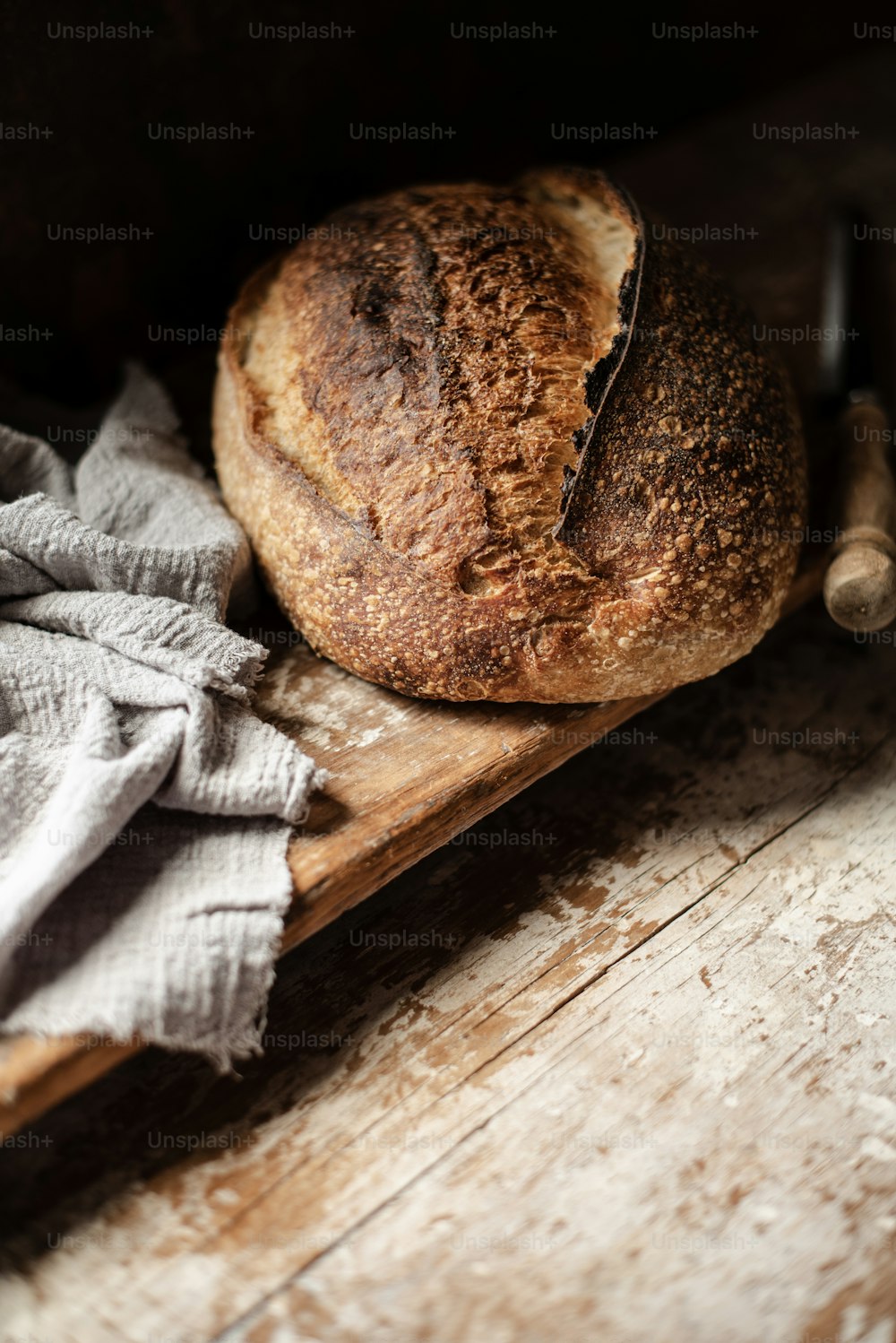 木製のまな板の上に置かれた一斤のパン