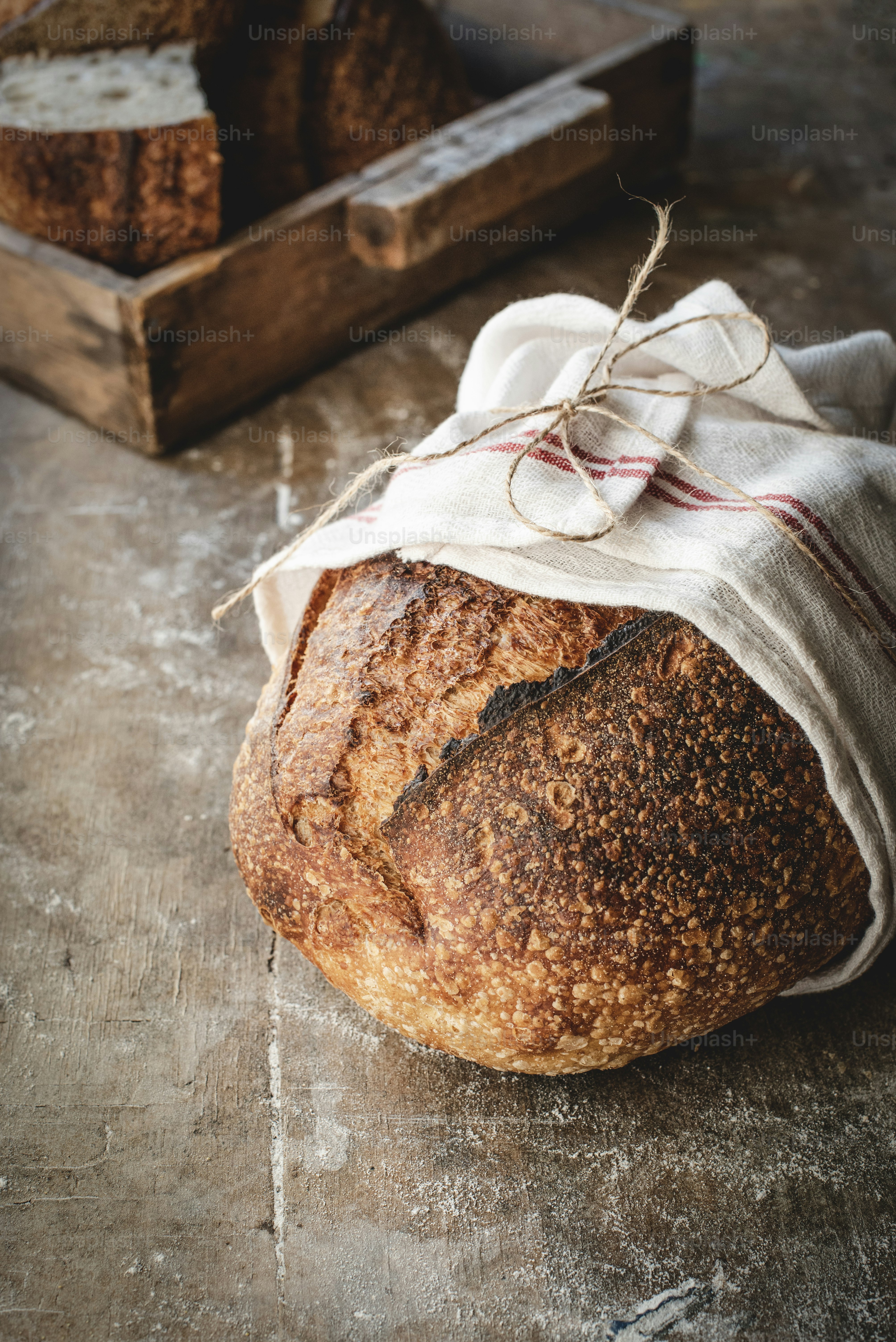 布に包まれた一斤のパン