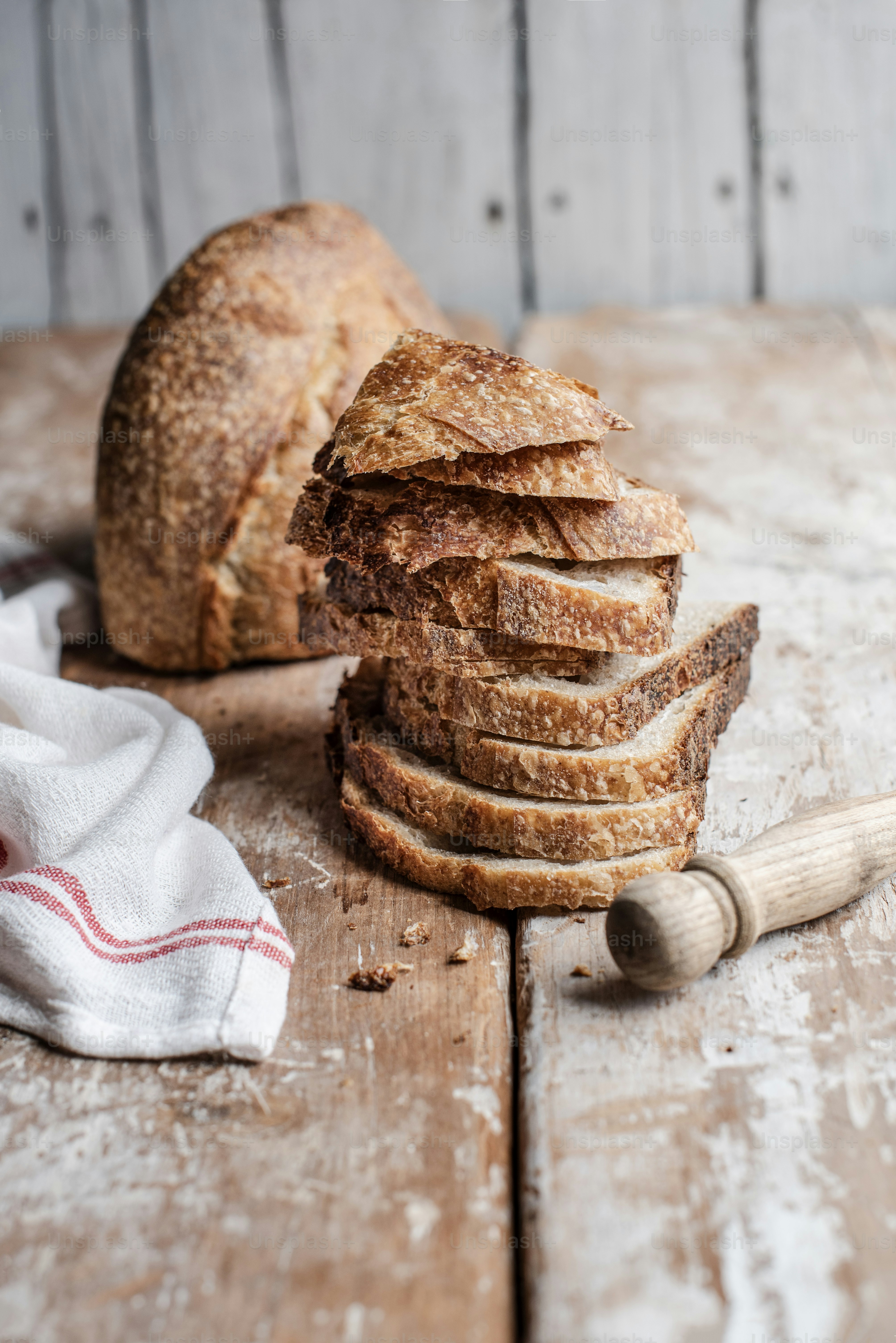 木製のテーブルの上に置かれたパンの山