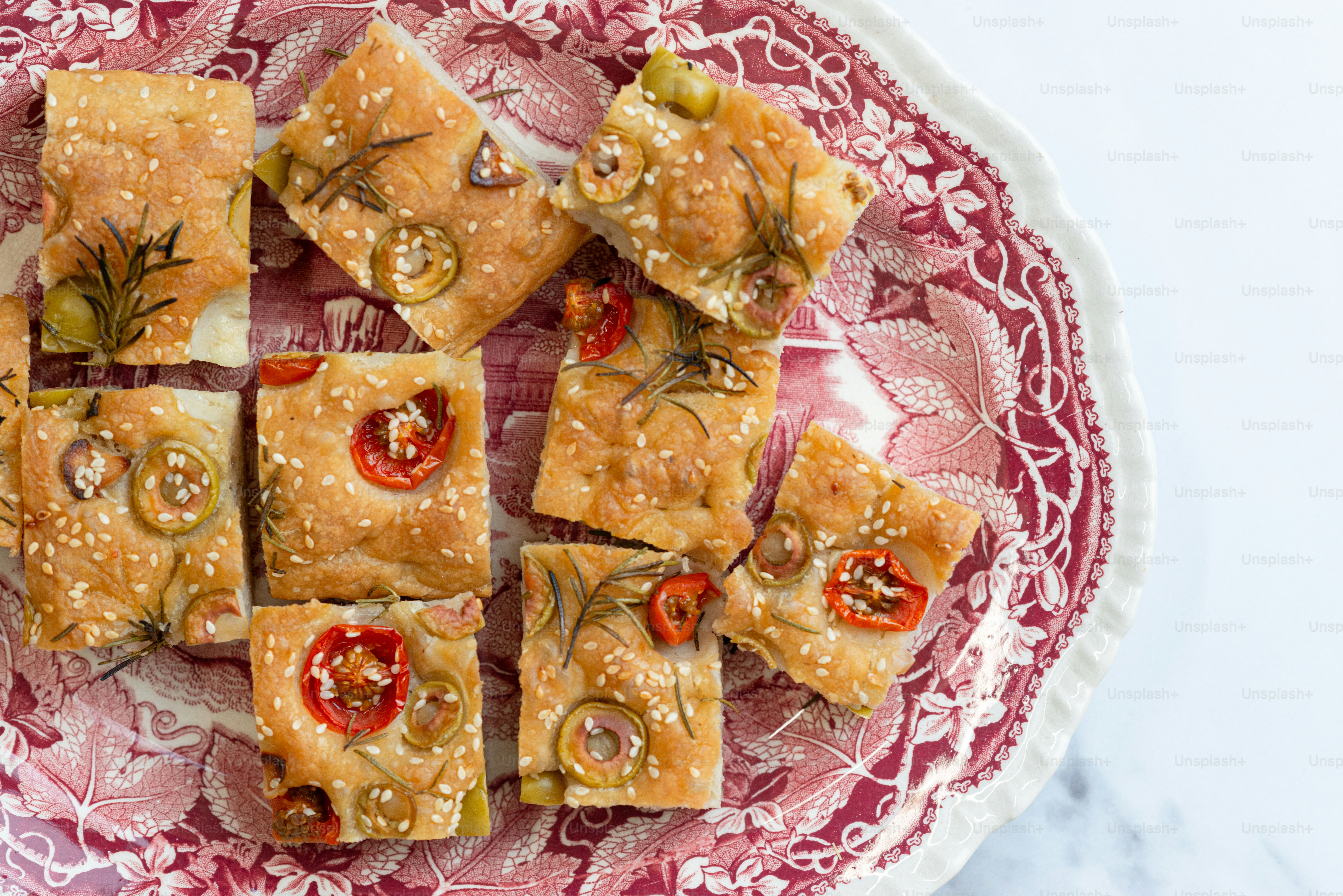 A plate of crackers with tomatoes and olives photo – Focaccia Image on ...