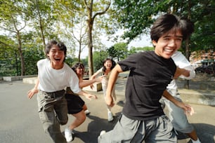 Un grupo de hombres y mujeres jóvenes jugando un juego de frisbee