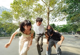 um grupo de jovens brincando com um skate