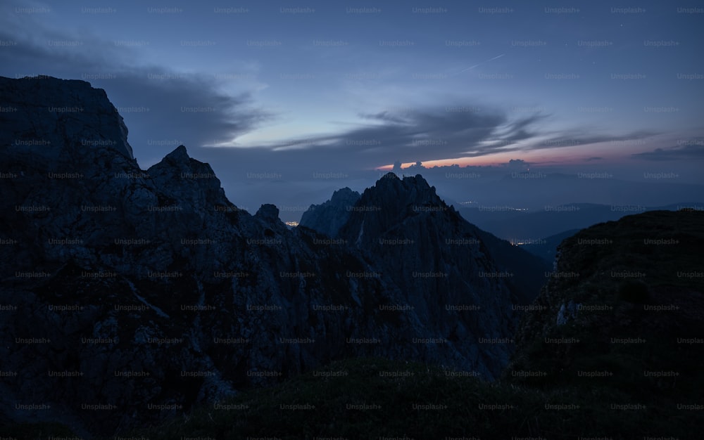 Una vista de una cadena montañosa por la noche