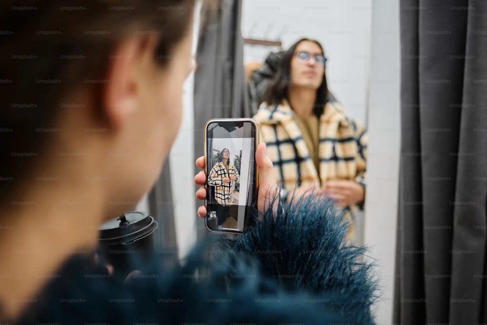 une femme prenant une photo d’elle-même dans le miroir