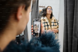 una mujer tomándose una foto en el espejo