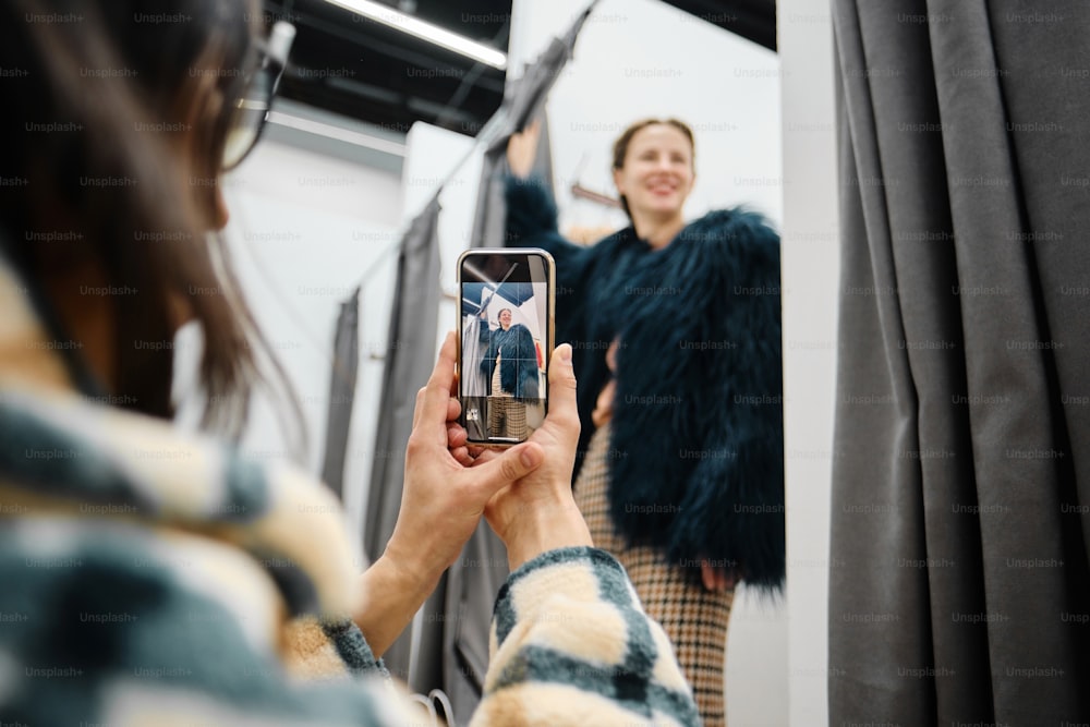 une femme prenant une photo d’elle-même dans un miroir