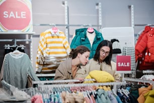 Zwei Frauen schauen sich Kleidung in einem Geschäft an