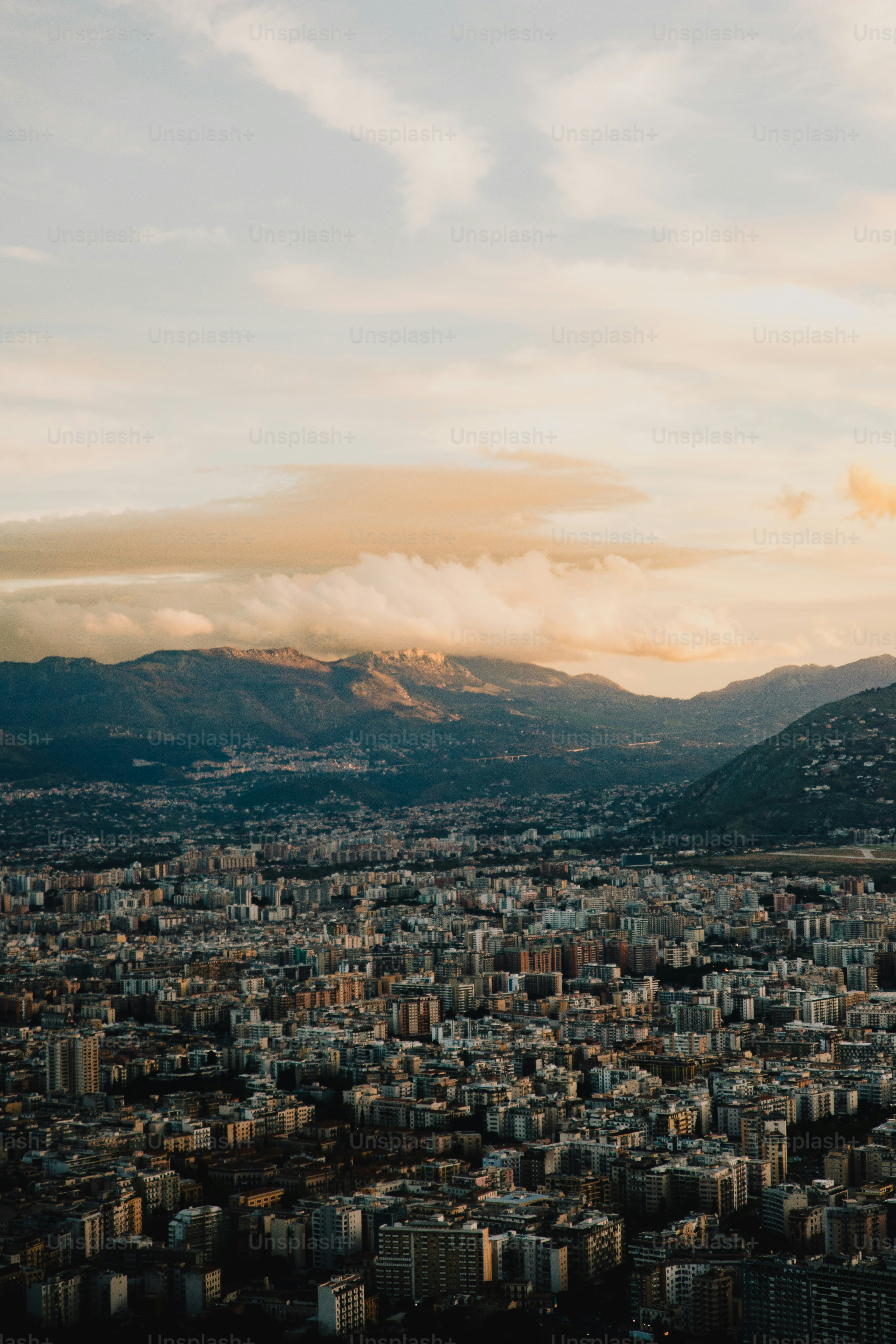 Blick auf eine Stadt mit Bergen im Hintergrund