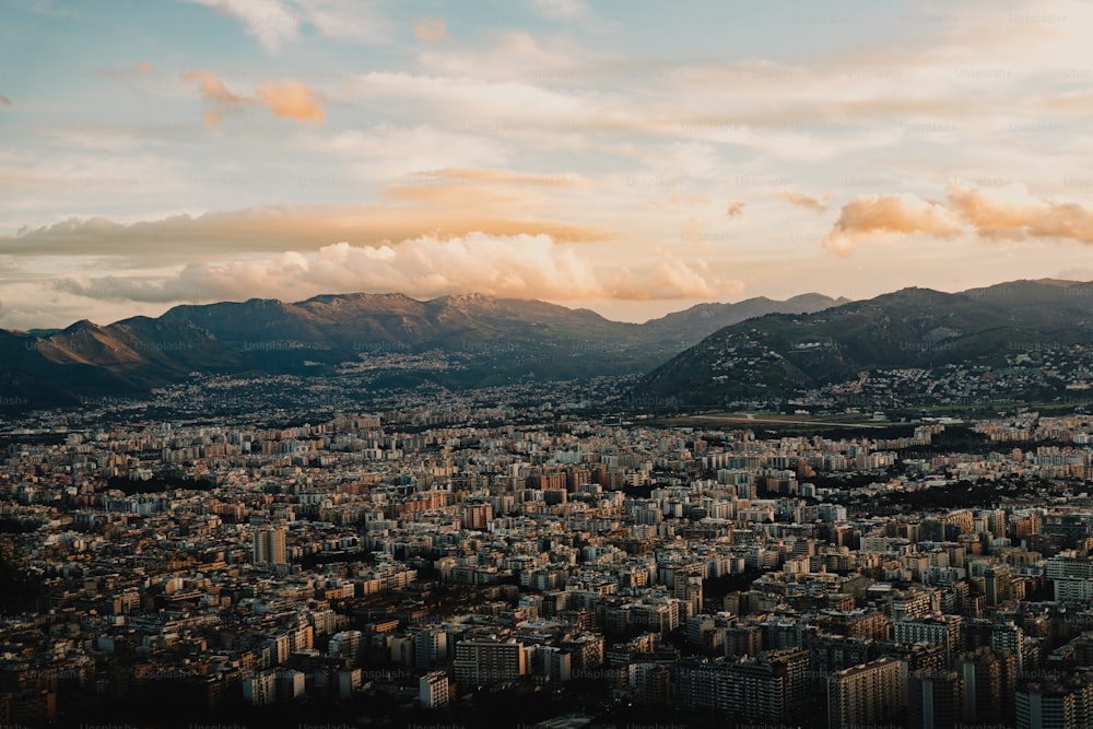 Una veduta di una città con le montagne sullo sfondo