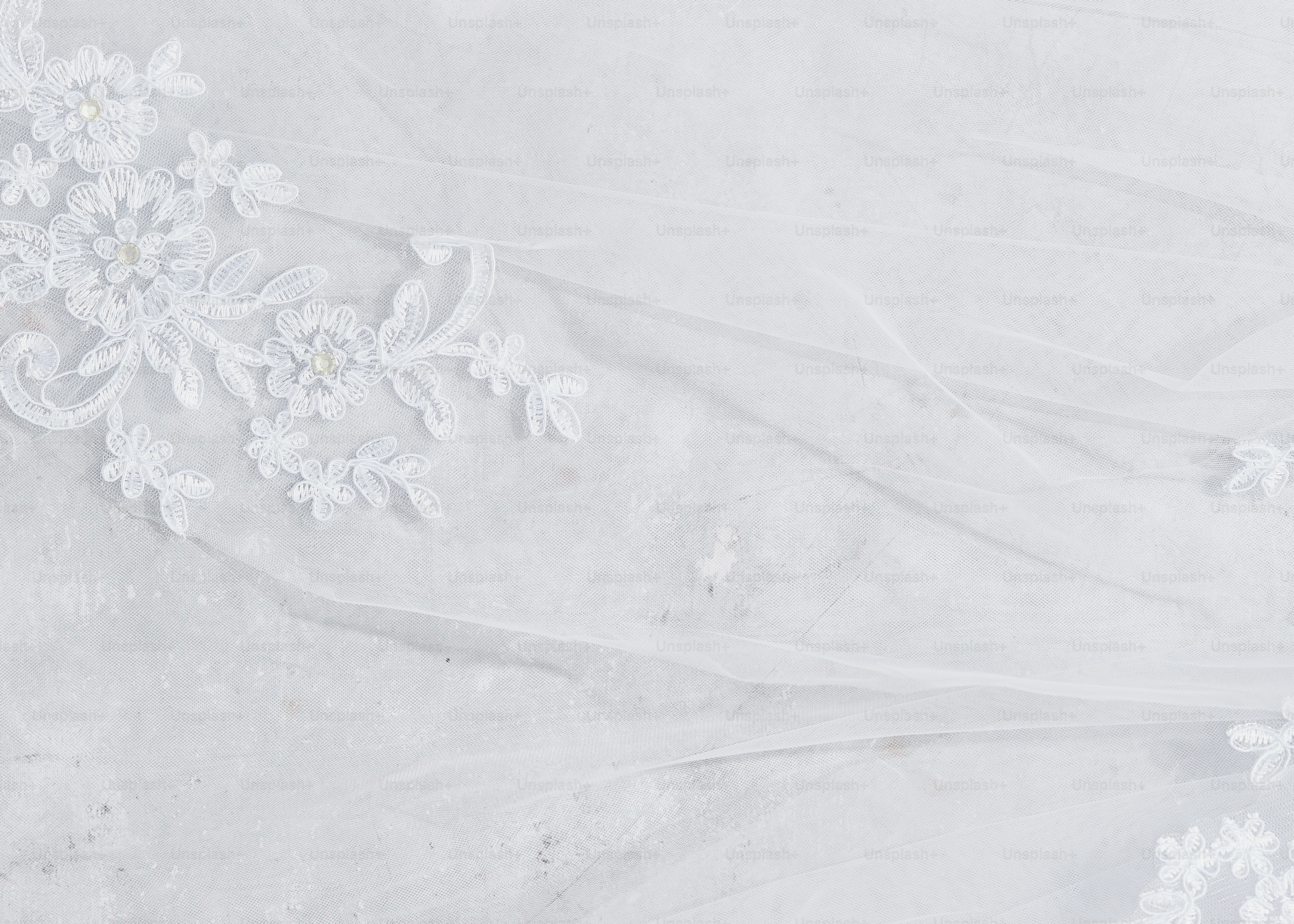 un gros plan d’une robe de mariée avec des fleurs dessus