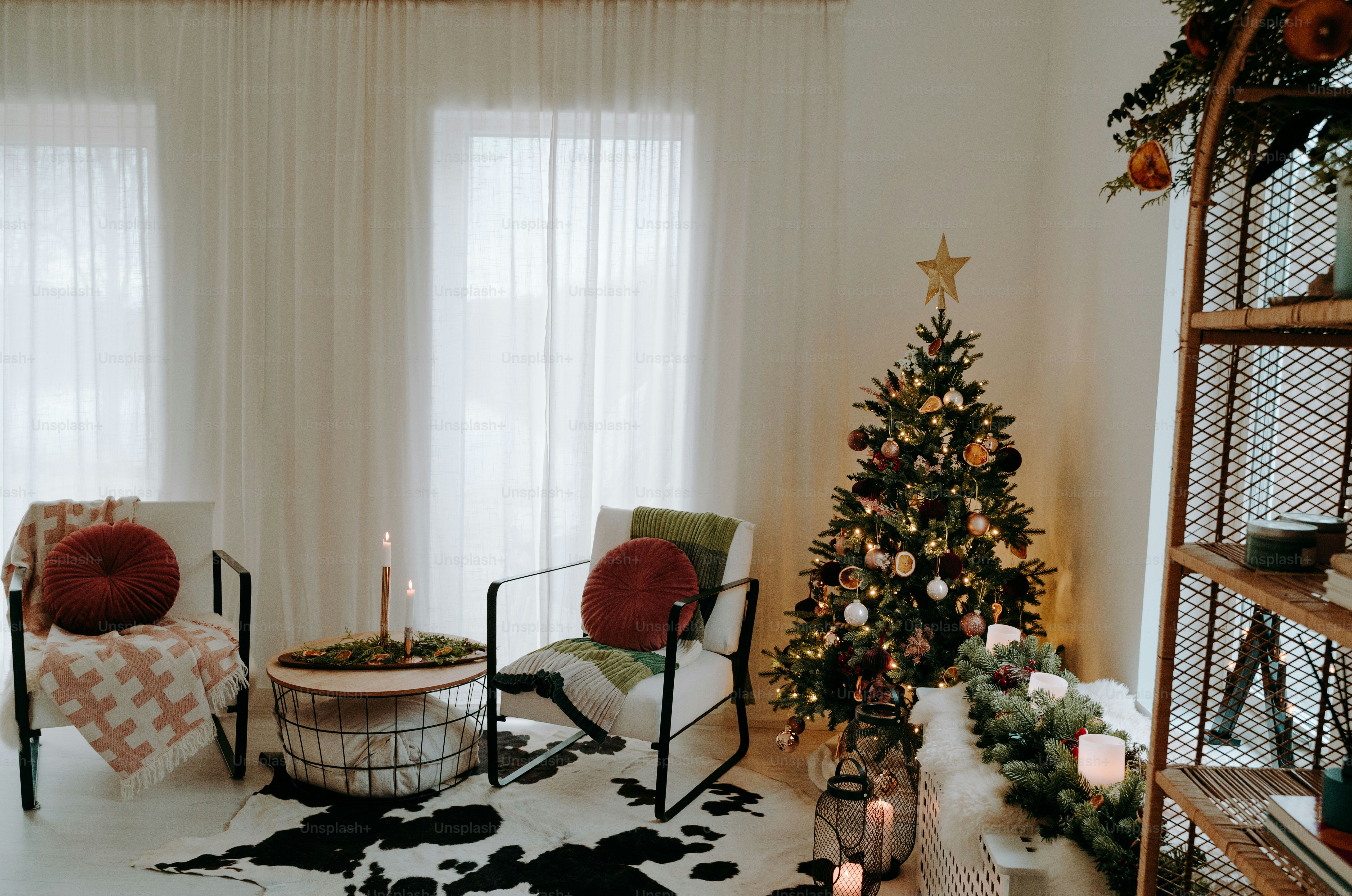 크리스마스 거리 장식입니다. 세련된 크리스마스 선물과 소박한 나무 썰매와 도시 거리의 휴가 시장에서 상점 앞에 선물. 텍스트를 위한  공간입니다. 소박한 장식 사진 – Unsplash의 겨울 이미지, image size:3000x1988