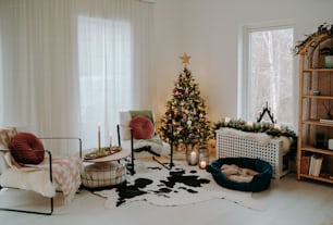 Un salon rempli de meubles et d’un sapin de Noël
