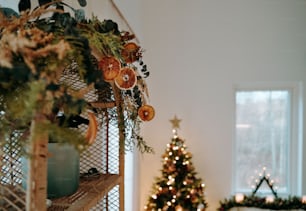 Uma árvore de Natal decorada em uma sala de estar