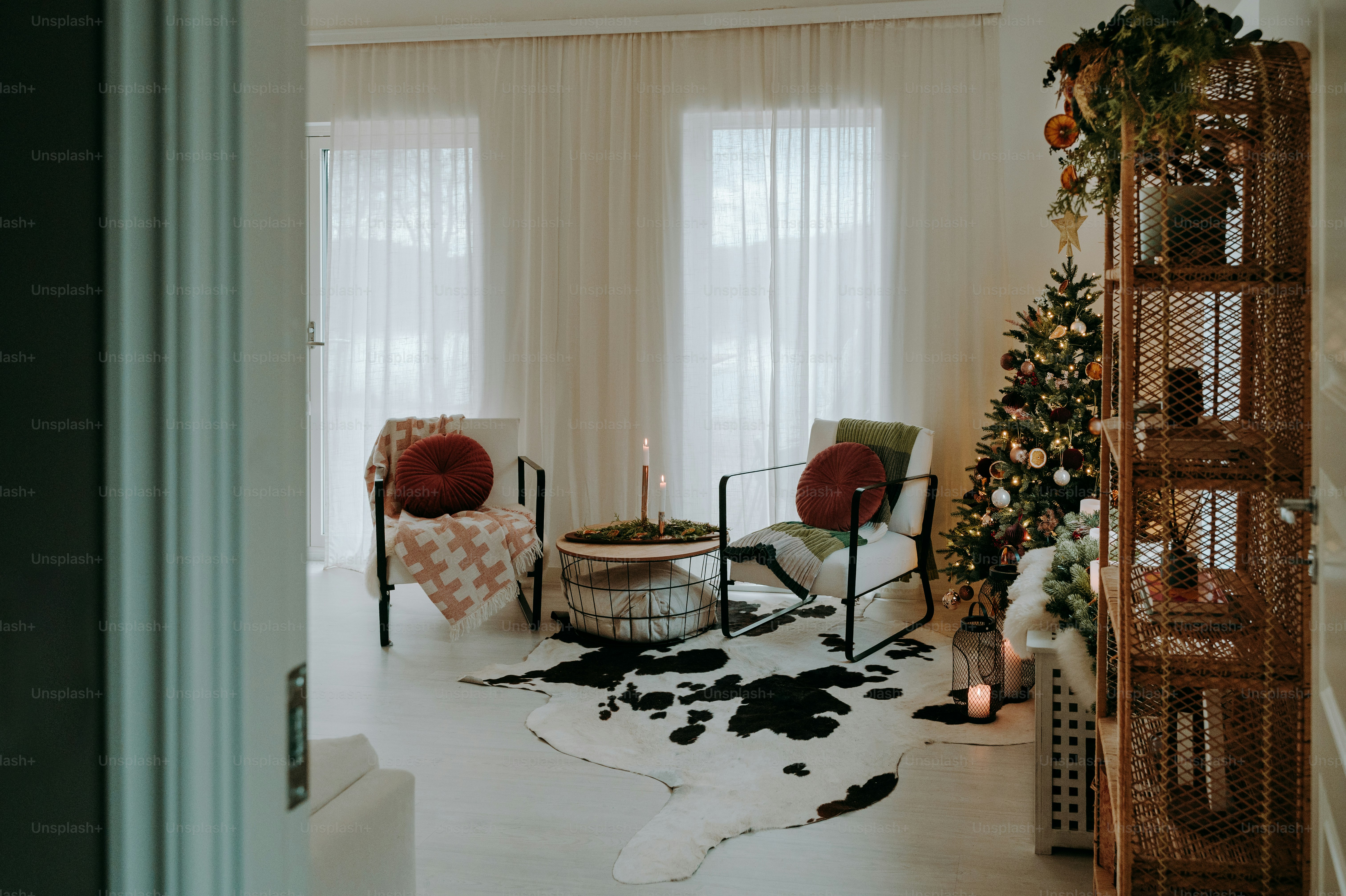 가구와 크리스마스 트리로 가득한 거실