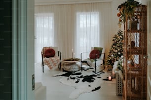 Uma sala de estar cheia de móveis e uma árvore de Natal