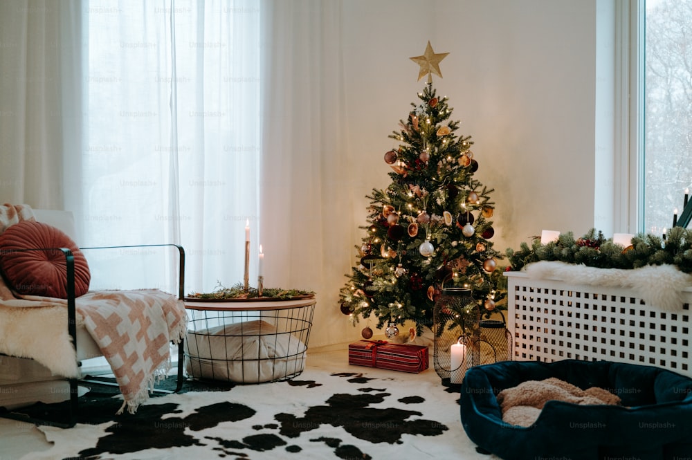 Uma sala de estar com uma árvore de Natal no canto