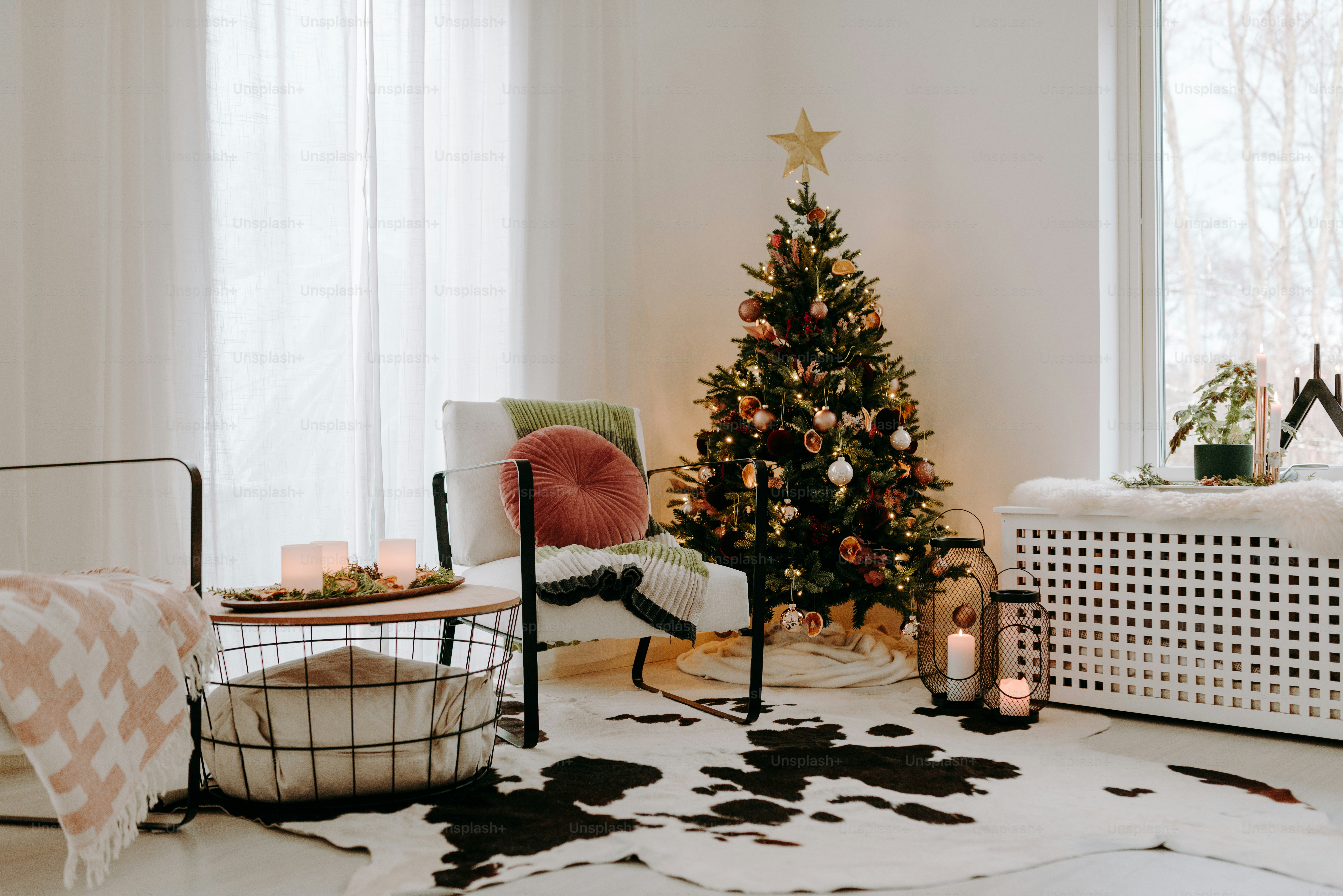 크리스마스 거리 장식입니다. 세련된 크리스마스 선물과 소박한 나무 썰매와 도시 거리의 휴가 시장에서 상점 앞에 선물. 텍스트를 위한  공간입니다. 소박한 장식 사진 – Unsplash의 겨울 이미지, image size:3000x2002