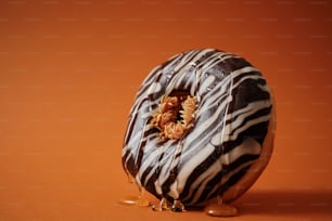 ein Schoko-Donut, aus dem ein Bissen herausgenommen wird