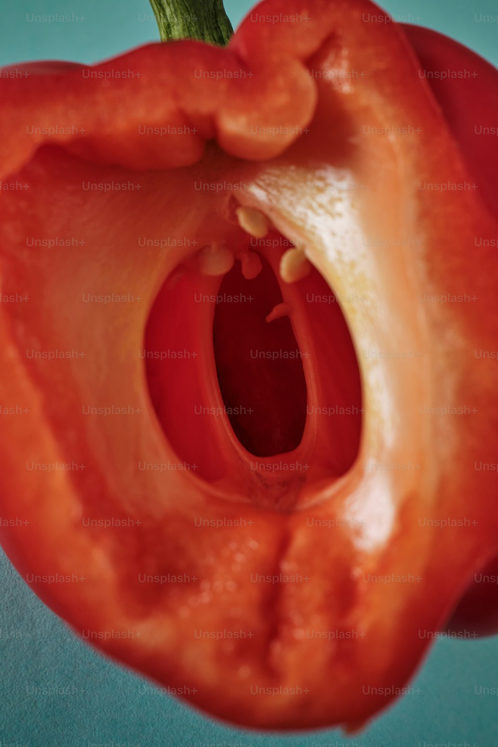 Eine Nahaufnahme einer roten Paprika mit einem Bissen
