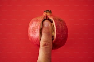 una mano che tiene una mela a cui è stato tolto un morso