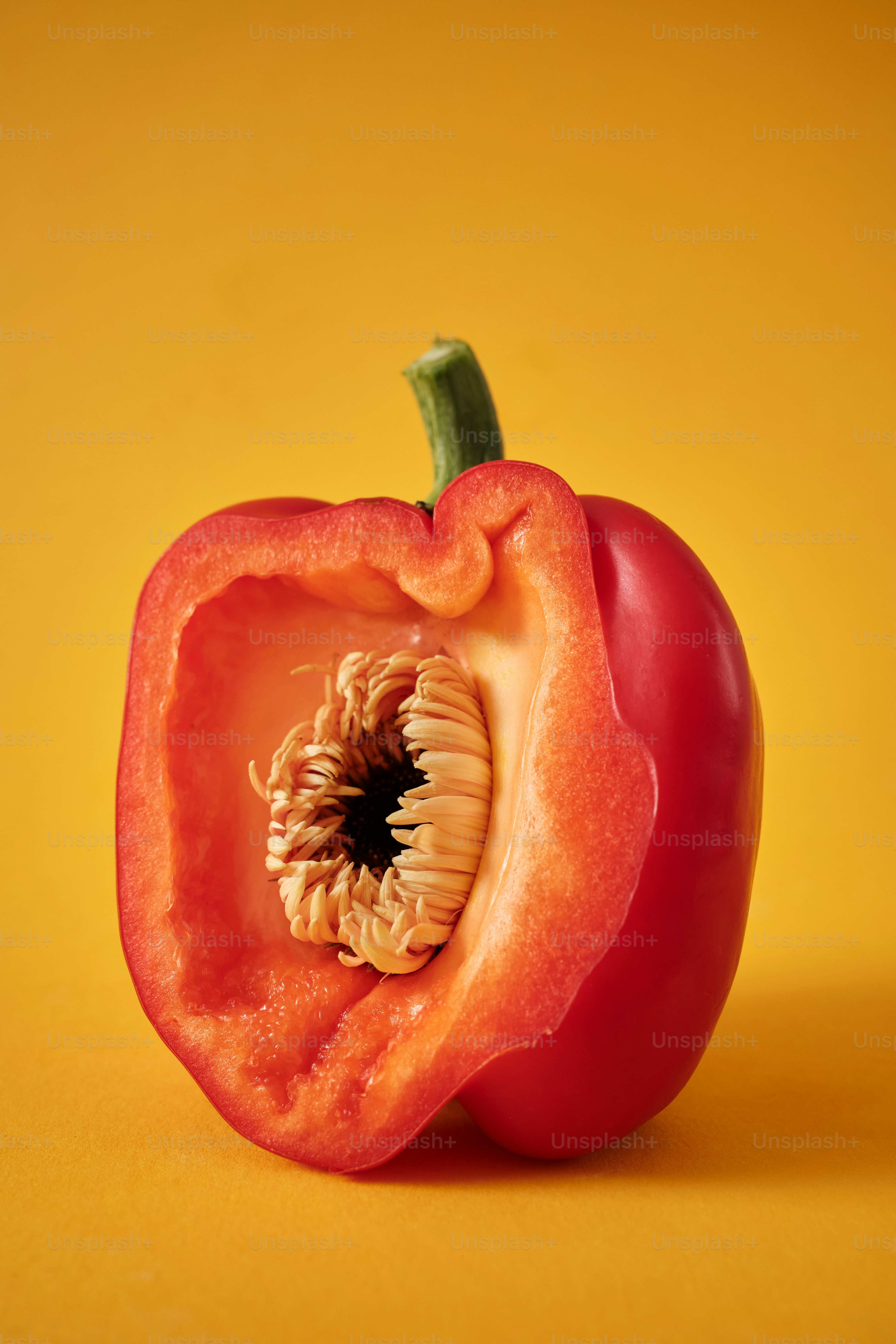 uma pimenta vermelha com uma mordida retirada dela