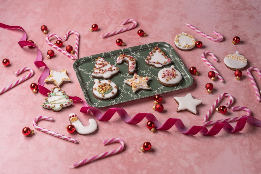 uma bandeja de biscoitos decorados e bengalas de doces