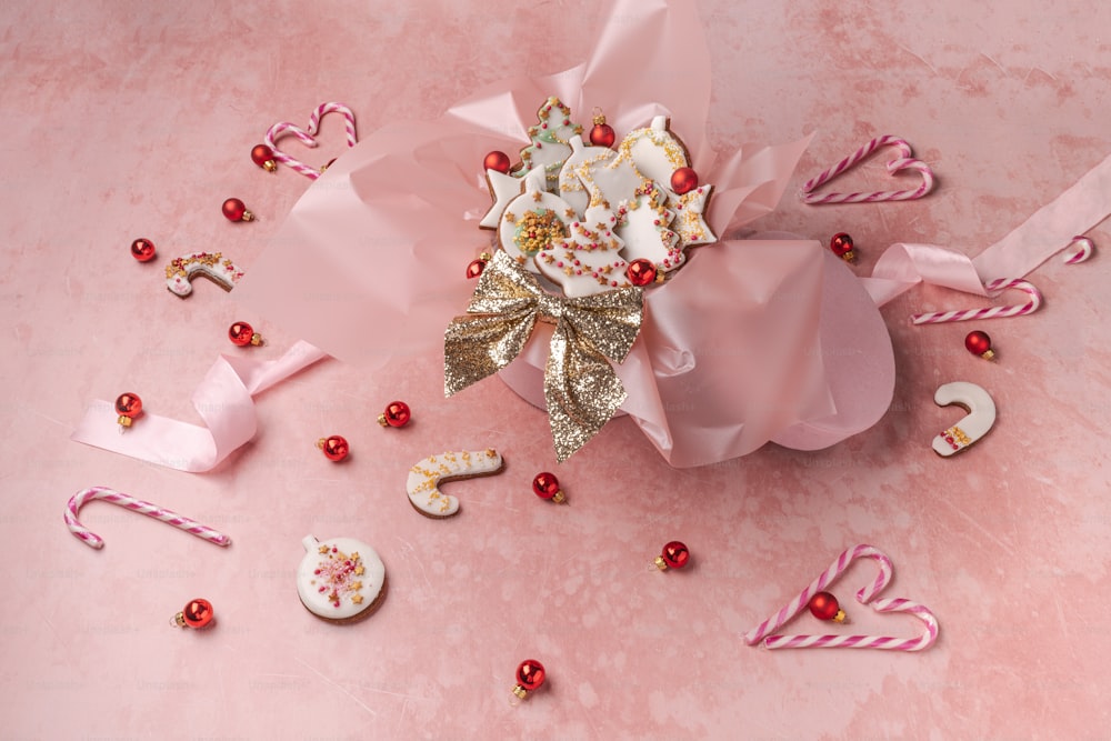 un ramo de flores y bastones de caramelo sobre un fondo rosa