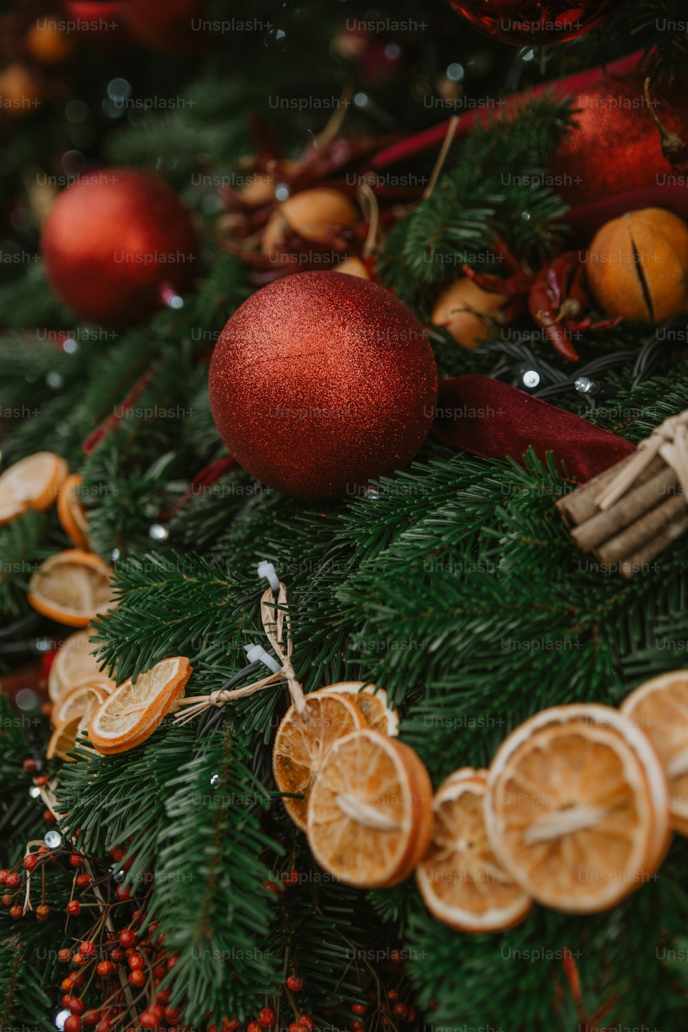 Un primo piano di un albero di Natale con arance e cannelle