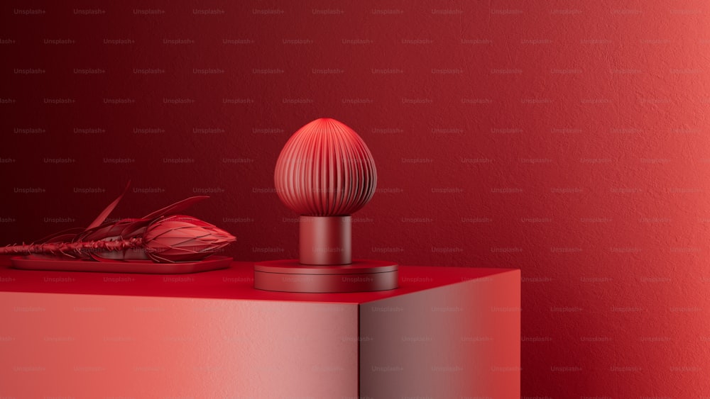une table rouge surmontée d’un objet rouge