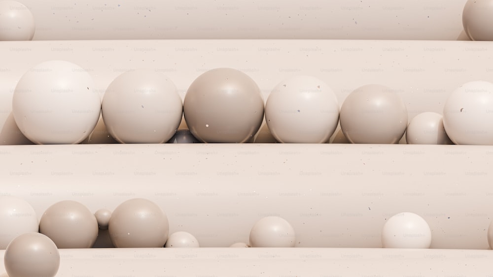 um grupo de ovos sentados uns em cima dos outros