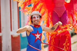 Un hombre vestido con un disfraz con un aro de hula hula