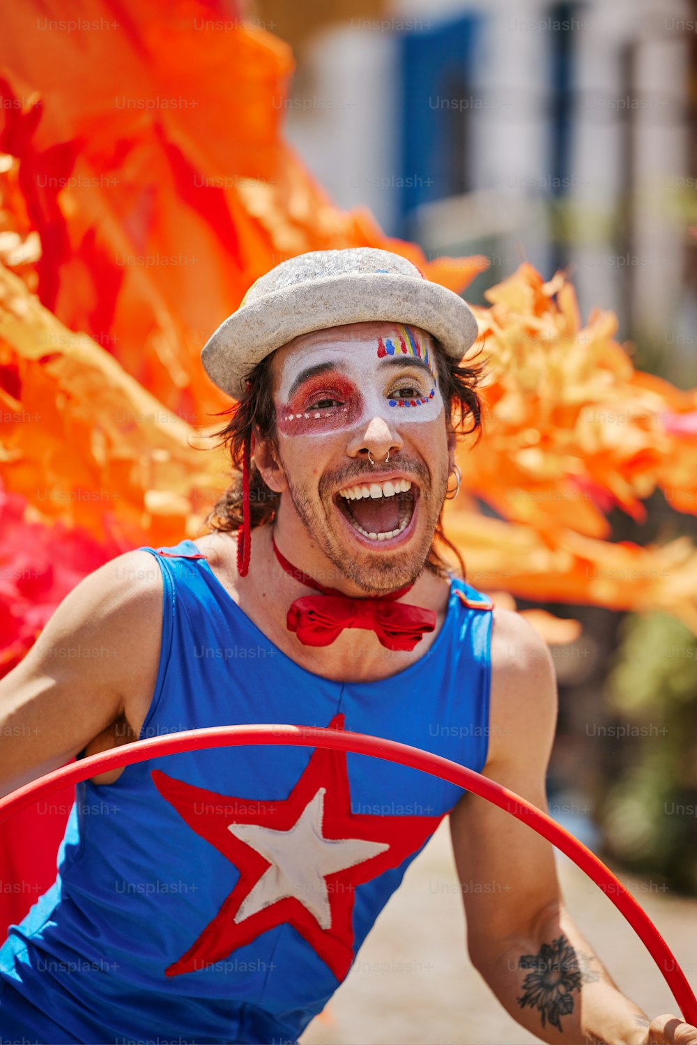 Un uomo in costume tiene in mano un cerchio