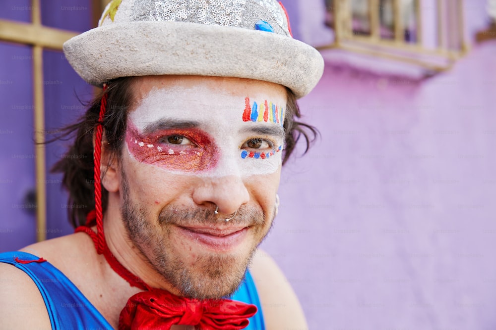 un homme au visage peint comme un clown