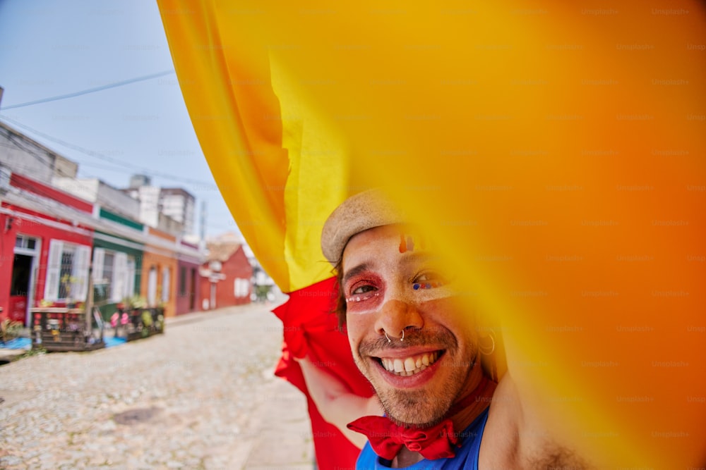 ein Mann mit roter Fliege und gelbem Regenschirm
