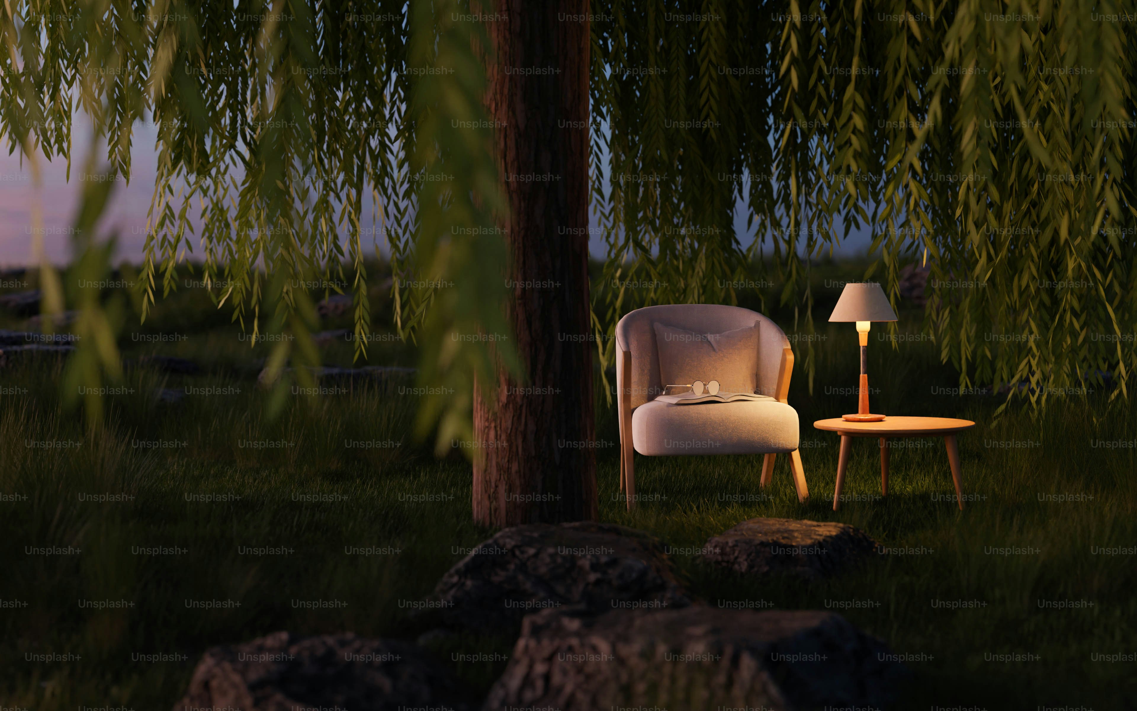 uma cadeira branca sentada sob uma árvore ao lado de uma lâmpada