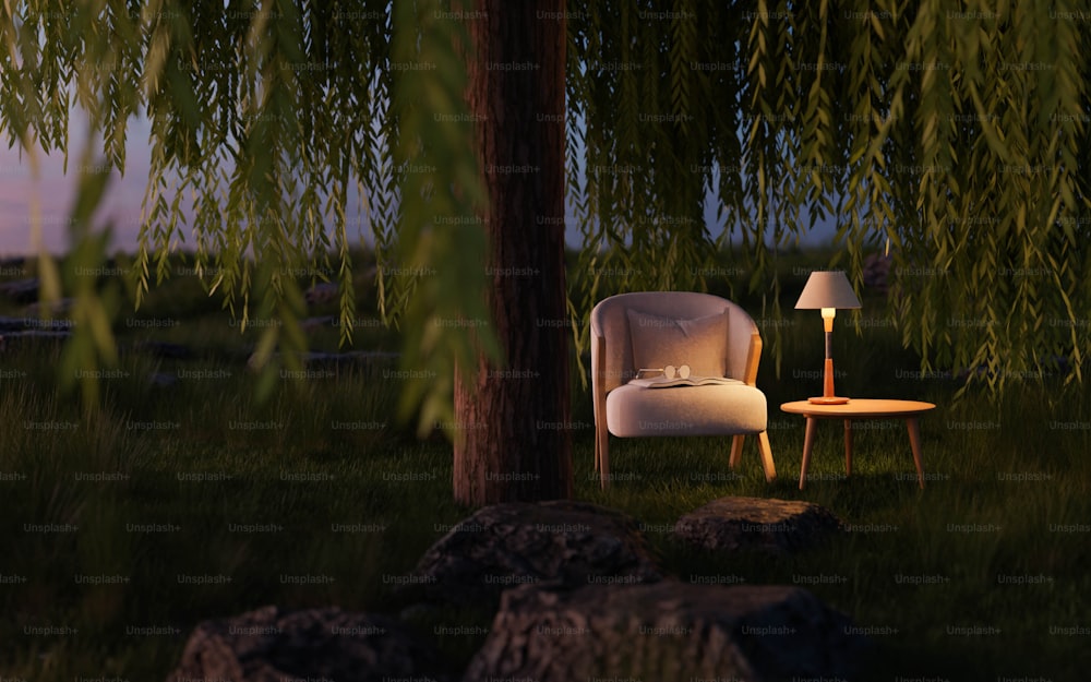 una silla blanca sentada bajo un árbol junto a una lámpara